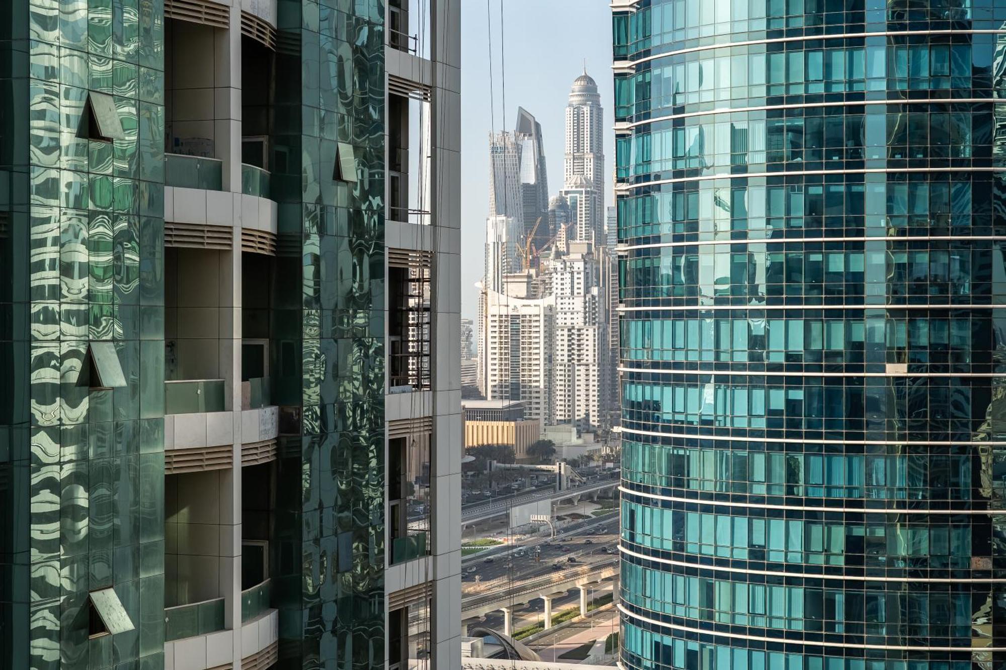 Fully Furnished 1bhk In View Tower Apartment *